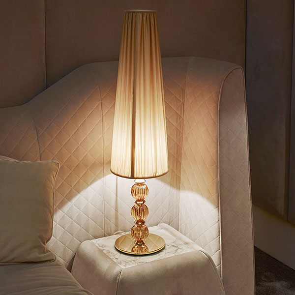 G1190<br>
Steel lamp with amber crystal balls, gold finish, complete with shade  
Ø 25 x 106 cm