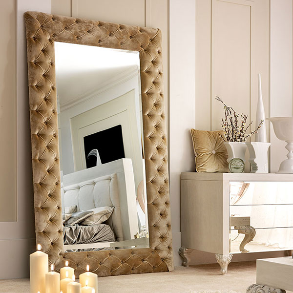 4030<br>
mirror with buttoned frame   
140 x 10 x 230 cm