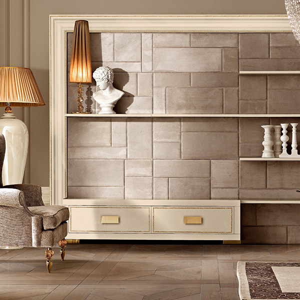 Parete componibile con mosaico in pelle e cornice in legno chiodata modular wall system with leather mosaic panel and wooden frame with nailhead trim<br>

<strong>TGPM02</strong><br>
base componibile 2 cassetti rivestiti chiodati, base acciaio gold   
200 x 41 x 50 cm<br>
 
<strong>GL6901 Adelaide ELEGANCE</strong><br>
poltrona luxury piedini in acciaio finitura gold con sfera in cristallo ambra 
136 x 90 x 135 cm<br>
 
<strong>G1065 BROADWAY</strong><br>
tavolo in acciaio finitura gold lucidato a specchio e piano cristallo ovale 
240 x 140 x 73 cm <br>

<strong>G1045cp KARL</strong><br>
sedia capitonnè girevole    
Ø 63  H. 73 cm<br>
 
<strong>GmR08</strong><br>
tavolo in acciaio finitura gold lucidato a specchio, piano marmo cappuccino bisellato lucido      
Ø 52 x 63 cm <br>

<strong>BS21 Cleo</strong><br>
piantana in ceramica con sfera in cristallo ambra, completa di paralume      
Ø 80 h. 200 cm<br>
 
<strong>cl4</strong><br>
lampadario stile Impero, 18 luci 
Ø 100 x 143 cm<br>

<strong>G1190</strong><br>
lampada con sfere in cristallo ambra e acciaio finitura gold, completa di paralume 
Ø 25 x 106 cm