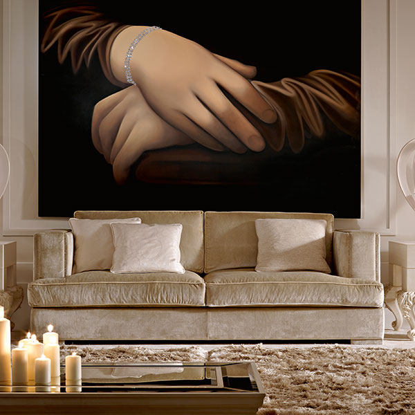 8013 Alexander<br>
sofa   
250 x 95 x 90 cm<br>

0524<br>
mirror top table   
80 x 80 x 66 cm<br>
  
VSS9S<br>
mona lisa’s hands with swarovski bracelet painting   
230 x 180 cm<br>

2136<br>
Heart lamp, 6 lights
Ø 69 x 76 cm