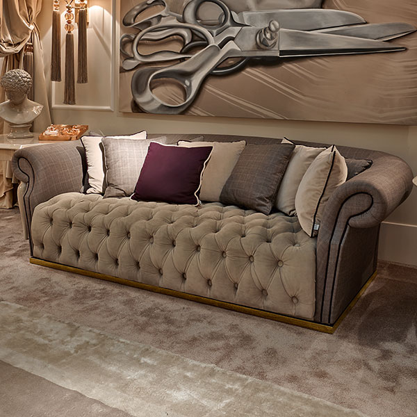 <strong>G8906 HERMES</strong><br>
divano con base in acciaio finitura gold  
250 x 120 x 80 cm<br>
 
<strong>0458</strong><br>
tavolo gambe con sfera in cristallo ambra
97 x 97 x 70 cm<br>
 
<strong>G2193</strong><br>
applique 2 luci con sfere in cristallo ambra e acciaio finitura gold, 
completa di paralumi e pendenti fiocco sfilato 
50 x  25 x 115 cm<br>

<strong>VSS47 forbici</strong><br>
quadro  
250 x 200 cm