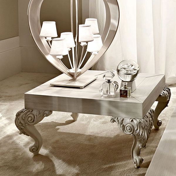 0527<br>
nightstand   
88 x 74 x 46 cm<br>

2136<br>
Heart lamp, 6 lights   
Ø 69 x 76 cm