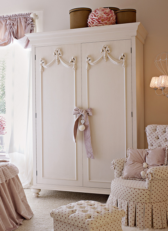 <strong>7000</strong> charm with pom-poms <br>
<strong>3080</strong> 2-door wardrobe with bows
L. 145 x P. 65 x H. 214 cm