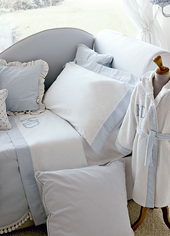 <strong>LC03-RIC02</strong> twin bed sheet set with coordinated smooth border, 
with embroidery in modern style <br>
<strong>LC02-RIC02</strong> bathrobe with coordinated smooth border, 
with embroidery in modern style