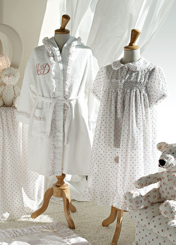 <strong>LC01-RIC03</strong> bathrobe with ruffle, with embroidery in fairy tale style <br>
<strong>CT01-RIC01</strong> cotton nightgown with smocking embroidery