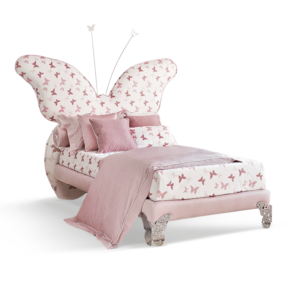 <strong>BUTTERFLY</strong> letto <br>
<strong>1570</strong> comò 2 cassetti<br>
<strong>1571</strong> comodino 2 cassetti<br>
<strong>7205</strong> poltrona cuore in capitonnè<br>
<strong>4029</strong> specchiera rettangolare arricciata<br>
<strong>4011</strong> specchiera rotonda arricciata<br>
<strong>BS28</strong> lampadario 6 luci con sfera cristallo e farfalle<br>
<strong>BS25</strong> lampada 1 luce con farfalle<br> 
<strong>IL08</strong> tappeto farfalla