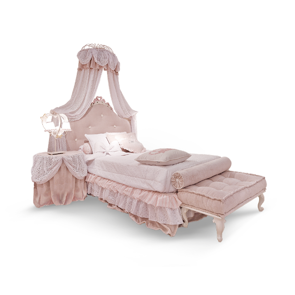 
            <strong>EMMA</strong> letto <br>
<strong>0431B</strong> baldacchino mongolfiera<br>
<strong>3045TB</strong> set teli baldacchino<br>
<strong>1070</strong> comò 2 cassetti con decoro<br>
<strong>1521D</strong> comodino 4 cassetti con decoro<br>
<strong>4094</strong> tavolo rotondo con tovaglia drappeggiata<br>
<strong>4010</strong> specchiera rotonda arricciata ø 60 cm<br>
<strong>4011</strong> specchiera rotonda arricciata ø 90 cm<br>
<strong>1074</strong> panchetta fondo letto con cuscino matelassè e rullo<br>
<strong>2133</strong> base lampada cuore 3 luci<br>
<strong>2142</strong> lumetto cuore 2 luci