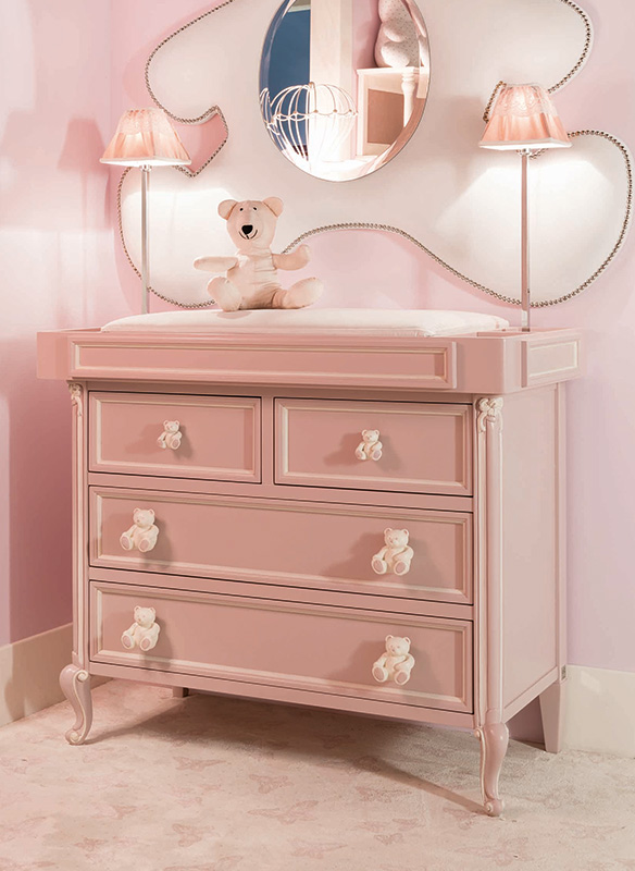 <strong>0790D</strong> 4-drawer dresser with decoration with SP04 large bear handle, 
SP04 small bear handle
L. 115 x P. 53 x H. 94 cm <br>
<strong>0790F</strong> baby-changing unit with shaped cushion
L. 123 x P. 57 x H. 25 cm