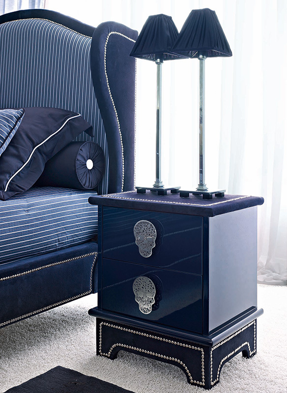 <strong>1571</strong> 2-drawer nightstand with small stainless steel skull handle MR12
L. 48 x P. 39 x H. 54 cm