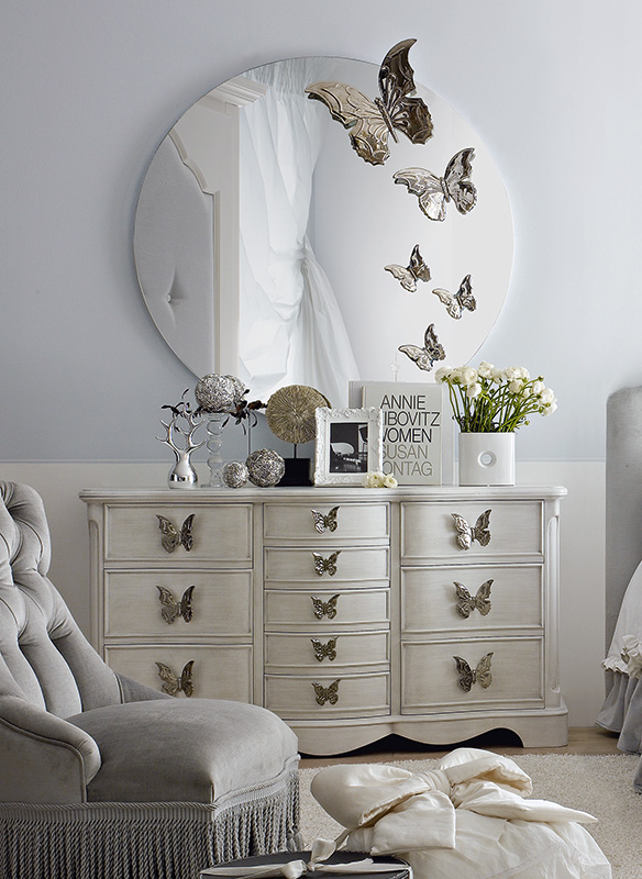 <strong>0336</strong> dresser with large and small butterfly handle
PF03 and PF04, chrome finish L. 147 x P. 55 x H. 83 cm