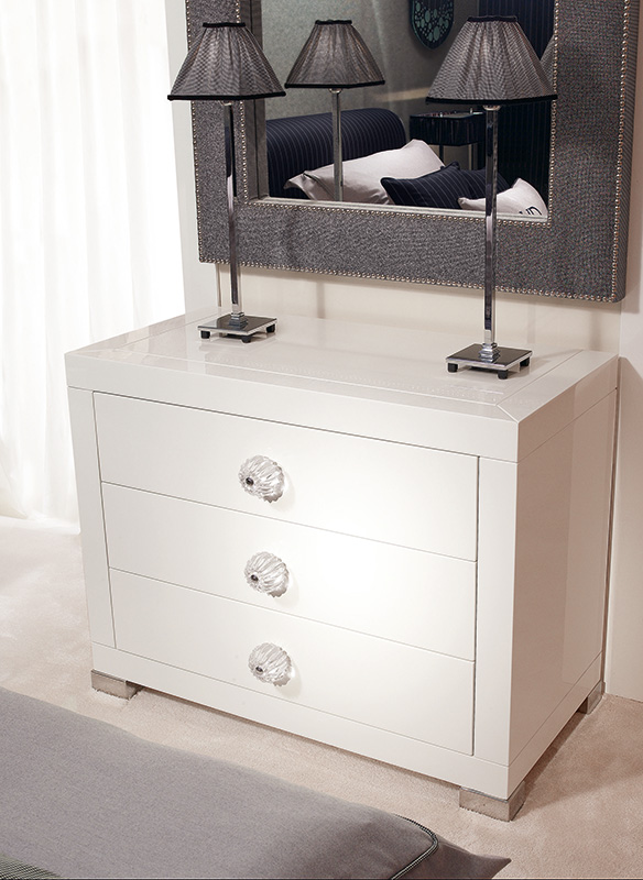 <strong>1630</strong> 3-drawer dresser with PS03 large clear ball knob
L.101 x P. 51 x H. 78 cm