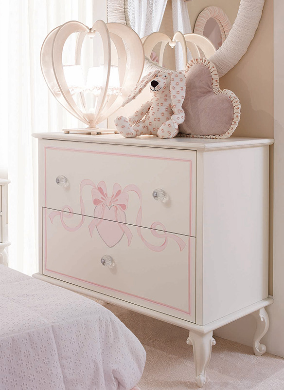 <strong>1070</strong> 
2-drawer dresser with DEC03 heart decoration with bow with PS03 large clear ball knob L.100 x P. 50 x H. 92,5 cm