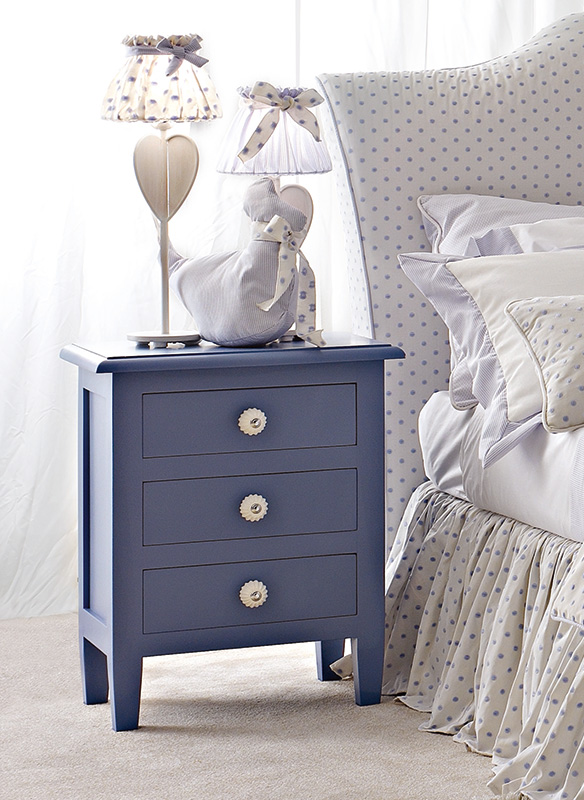 <strong>0112</strong> nightstand with small resin knob PS06
L. 56 x P. 35 x H. 66 cm