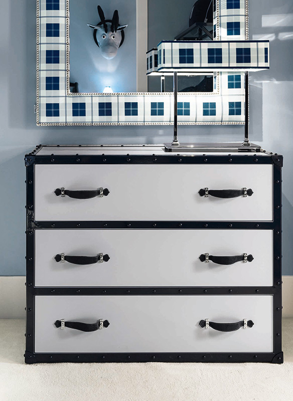 <strong>0186</strong> suitcase dresser with 3 drawers and SP06 large faux leather handle
L.102,5 x P. 52,5 x H. 82 cm