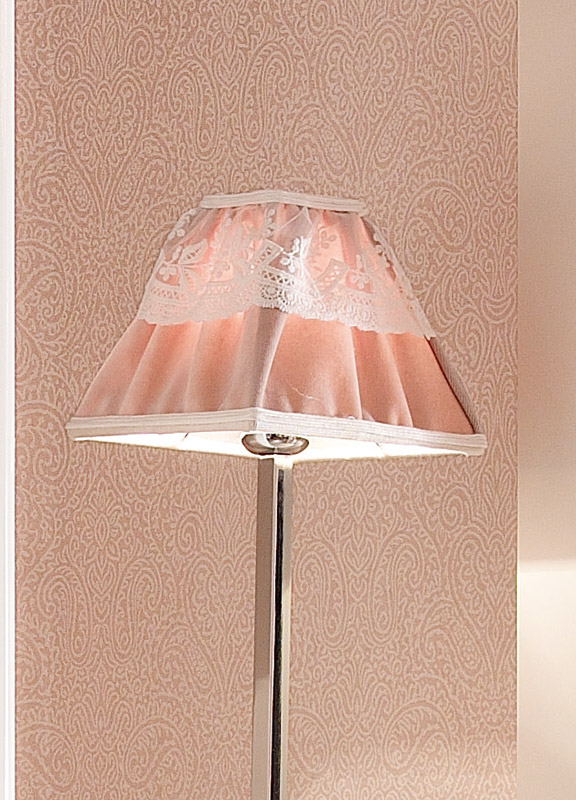 <strong>PAR19</strong> pyramid lampshade in ruffled fabric with tulle
26 x 26 x H. 25 cm 