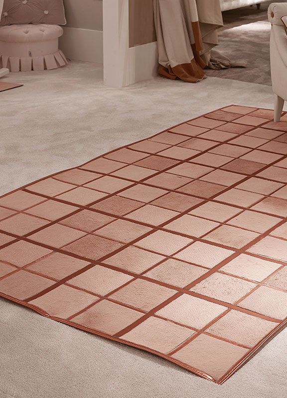 <strong>DV04</strong> cavallino leather checkered rug, leather inserts
135 x 234 cm 