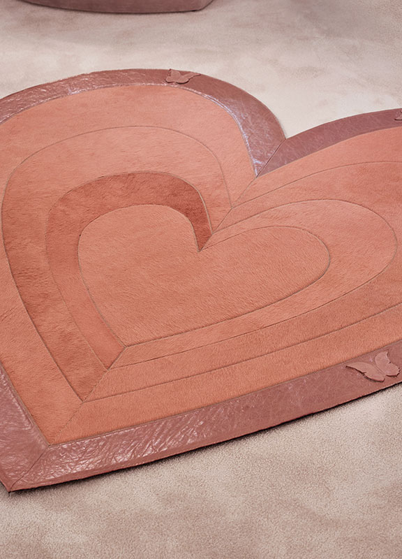 <strong>DV02</strong> cavallino leather heart rug, leather inserts
160 x 160 cm  